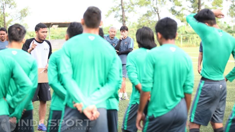 Pelatih Timnas Indonesia U-19, Eduard Tjong dan pelatih kiper Hermansyah (tengah) berduiskusi sebelum seleksi dimulai, Senin (25/07/16). (INDOSPORT/Herry Ibrahim)